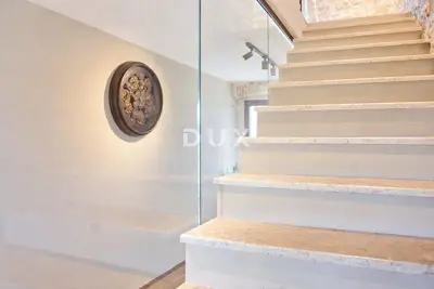 House 120 m², Kaštelir - pool and sunbathing area - 10