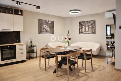 House 120 m², Kaštelir - pool and sunbathing area - 2