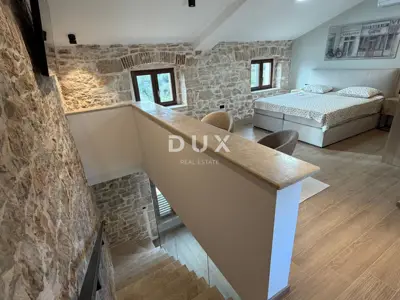 House 120 m², Kaštelir - pool and sunbathing area - 11