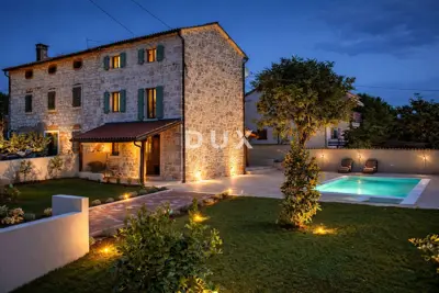 House 120 m², Kaštelir - pool and sunbathing area - 21