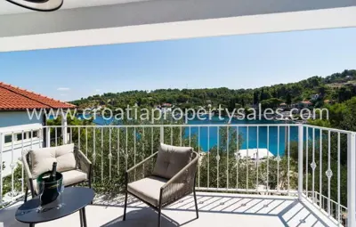 House 125 m², Šolta - first row to the sea - 2