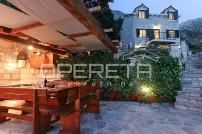 Kuća 440 m², Baška Voda - bazen i okućnica - 8