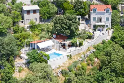 Kuća 440 m², Baška Voda - bazen i okućnica