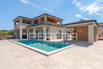 House 360 m², Tar-Vabriga - pool and sea view