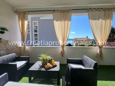 Apartment house, Omiš, quiet location near the sea
