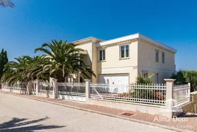 Umag Crveni Vrh. Alberi. Jedinstvena luksuzna nekretnina na samo obali mora. Pogled na Piran. - 9