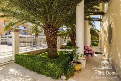 Umag Crveni Vrh. Alberi. Jedinstvena luksuzna nekretnina na samo obali mora. Pogled na Piran. - 7