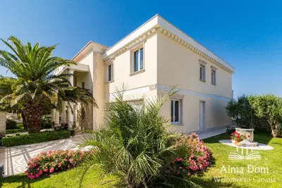 Umag Crveni Vrh. Alberi. Jedinstvena luksuzna nekretnina na samo obali mora. Pogled na Piran. - 4
