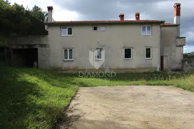Prostrana kuća u predgrađu Labina - 3