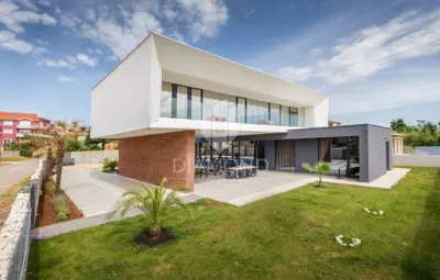 Medulin, Umgebung, modernes Haus unweit des Meeres