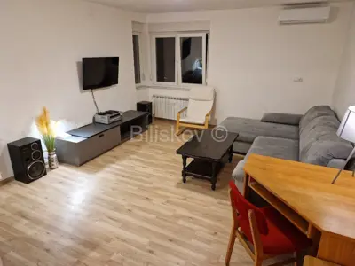 Šalata, dvosoban stan, površine 50 m², u prizemlju zgrade, vrt