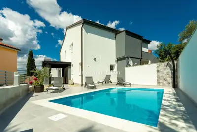 Kuća 110 m², Uvala Soline - bazen i terasa s pogledom na more