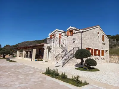 Villa 360 m² in Vodice, pool and tennis court