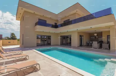 Kuća 350 m², Pula Centar - moderna vila s bazenom
