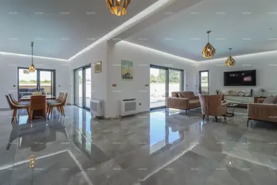 House 350 m², Pula Center - modern villa with pool - 11