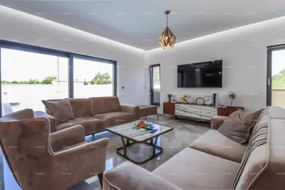 House 350 m², Pula Center - modern villa with pool - 8