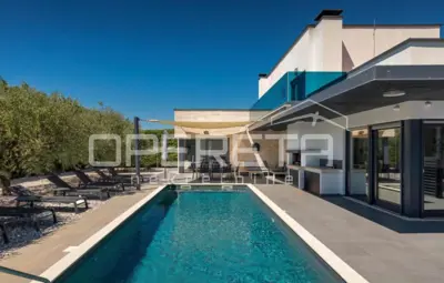 House 250 m², Poreč - quiet neighborhood and pool