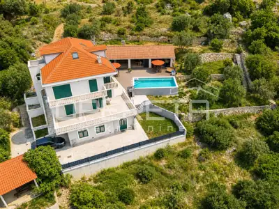 Luxury villa with pool and panoramic sea view - 7
