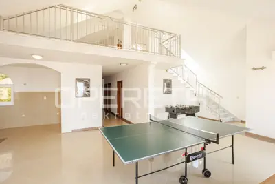 Haus zum Kauf in Jesenice, 400 m² - 10