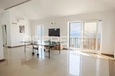 Haus zum Kauf in Jesenice, 400 m² - 9