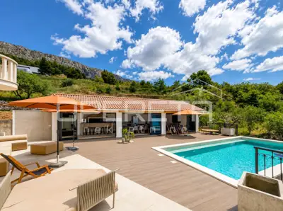 Luxury villa with pool and panoramic sea view - 10