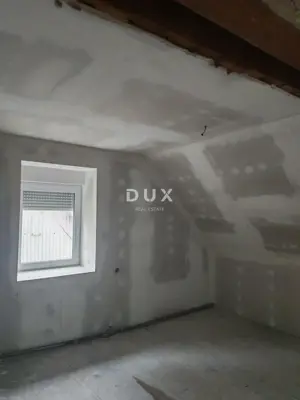 House 250 m², Delnice - center, garden and started renovation - 7