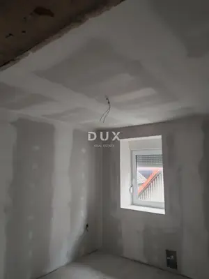 House 250 m², Delnice - center, garden and started renovation - 9
