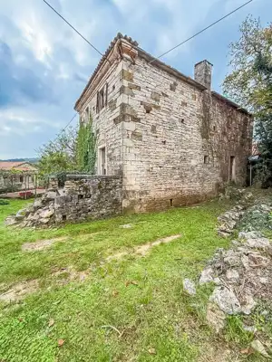 Häuser und Grundstück 720 m², Oprtalj - ruhige Umgebung - 2