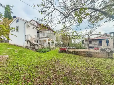 Häuser und Grundstück 720 m², Oprtalj - ruhige Umgebung