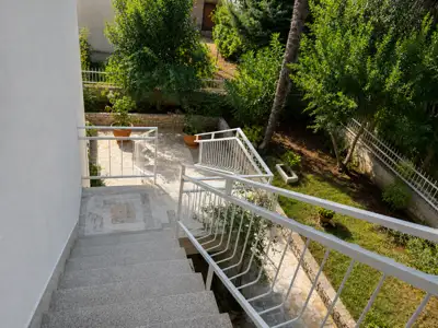 Kuća 121 m², centar Poreča, dva stana i garaža - 2