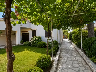 Kuća 121 m², centar Poreča, dva stana i garaža - 3