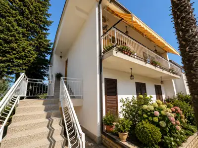 Kuća 121 m², centar Poreča, dva stana i garaža