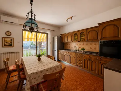 Kuća 121 m², centar Poreča, dva stana i garaža - 6