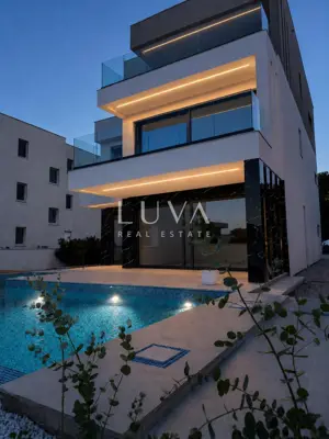 Villa 310 m², Sukošan - Meerblick und Pool