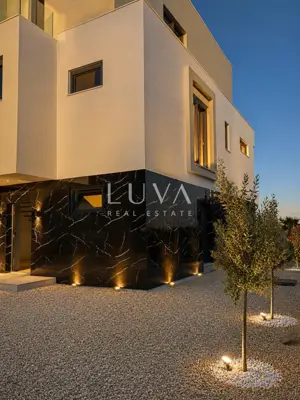 Villa 310 m², Sukošan - Meerblick und Pool - 9
