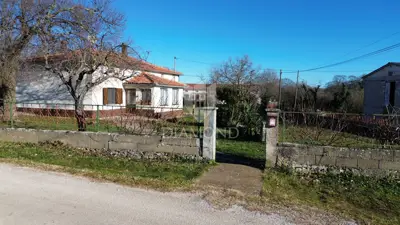 House in Barban, 1,713 m² yard and garden