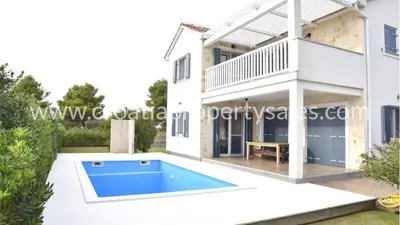 House in Šibenik, pool and garden, 150 m from the beach