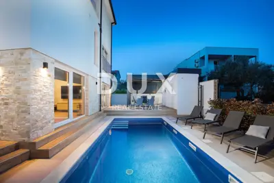 Haus 360 m², Fažana - Pool und Meerblick
