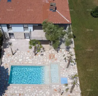 Verkauf - große Wohnung mit zwei separaten Wohneinheiten und privatem Pool und Garten, Umag!