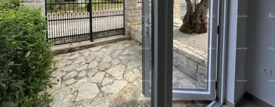 Prodaja- veliki stan s dvije odvojene stambene jedinice i privatnim bazenom i dvorištem, Umag! - 7
