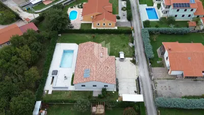 Moderna prizemna kuća sa bazenom - 4