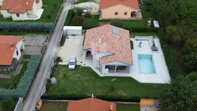 Moderna prizemna kuća sa bazenom - 3