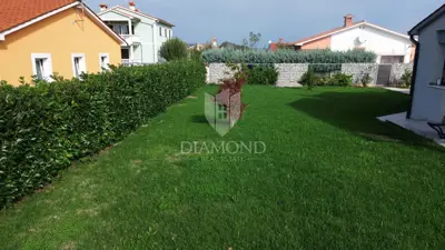 Moderna prizemna kuća sa bazenom - 10