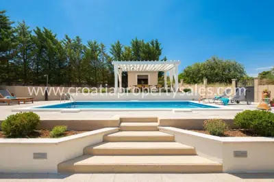 Villa 258 m² in Šibenik, quiet neighborhood and pool