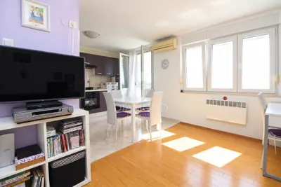 Stan 46,7 m², Turnić, Rijeka - pogled na more i parkirno mjesto - 4