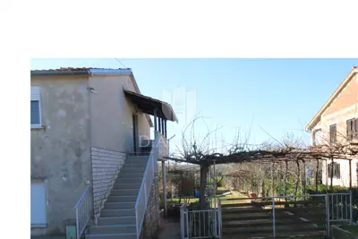 Haus in Marčana, zwei Wohneinheiten und großzügiger Gartenbereich