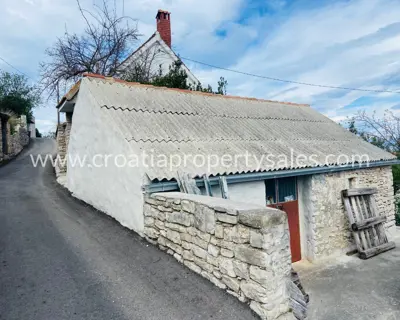 Haus zur Renovierung, Otok Brač - ruhiger Teil außerhalb des Ortes