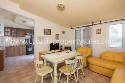 Semi-detached house, Omiš, 3 parking spaces and proximity to the sea - 2