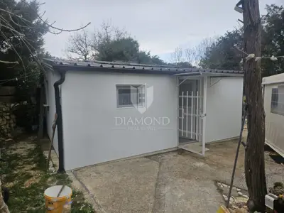 Haus 20 m², Peroj - gepflegtes Grundstück und Mobilheim - 2