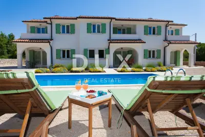 Haus 255 m², Dobrinj - drei Wohneinheiten und Pool